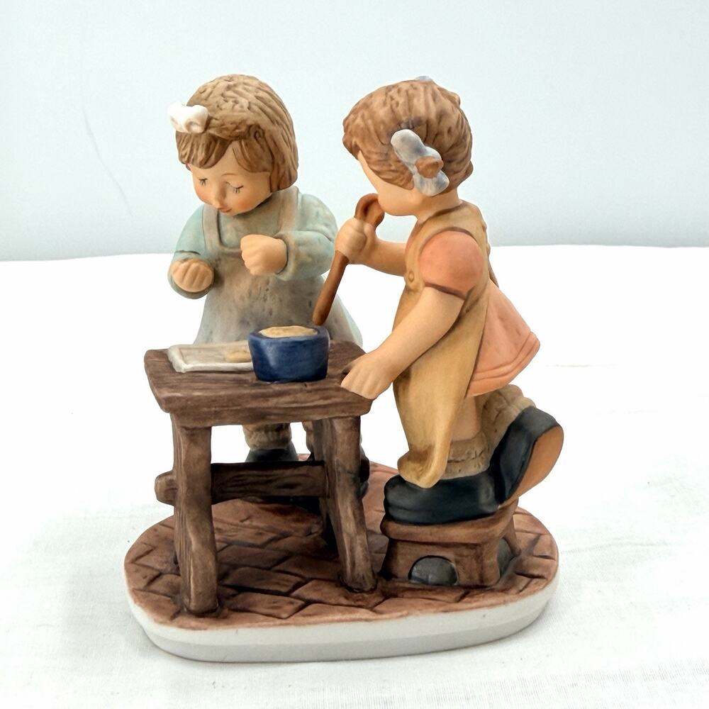 Vintage 2001 Goebel Hummel Baking Cookies BH 168 With Original Box & Papers - Picture 4 of 16